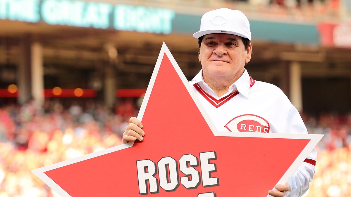 Pete Rose posa con su número retirado