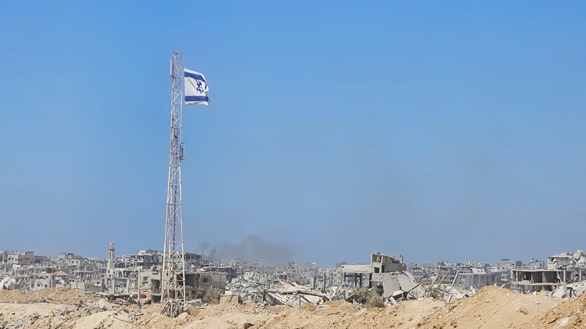 Ingenieros de combate israelíes buscan túneles de Hamás en el Corredor de Filadelfia a lo largo de la frontera entre Gaza y Egipto. 