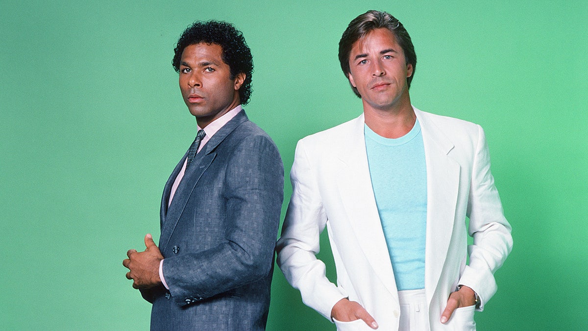 Philip Michael Thomas dan Don Johnson dalam foto promo Miami Vice