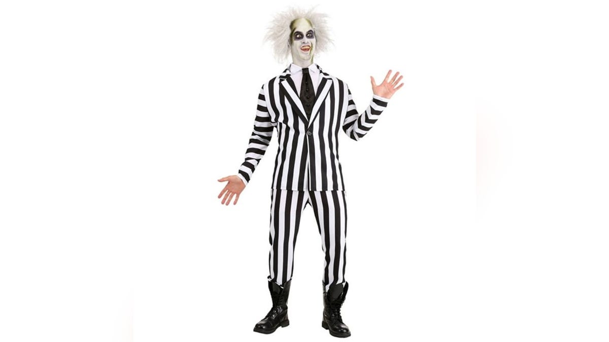 Disfrázate del terrorífico Beetlejuice en Halloween. 