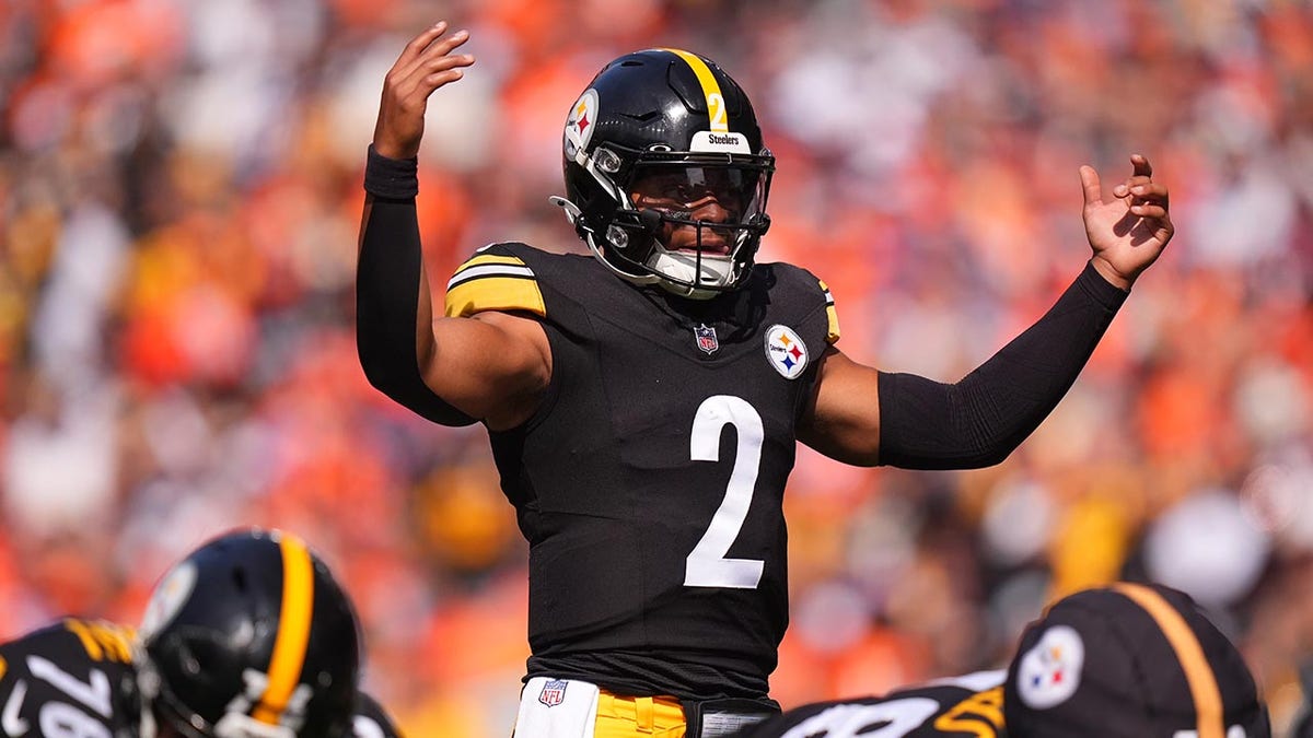 Justin Fields juega para los Steelers