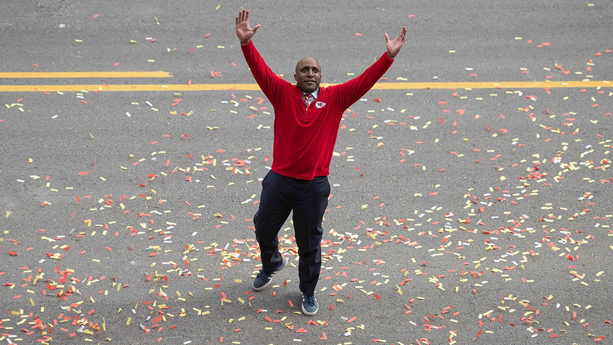 Quinton Lucas, alcalde de Kansas City, en el desfile de los Chiefs