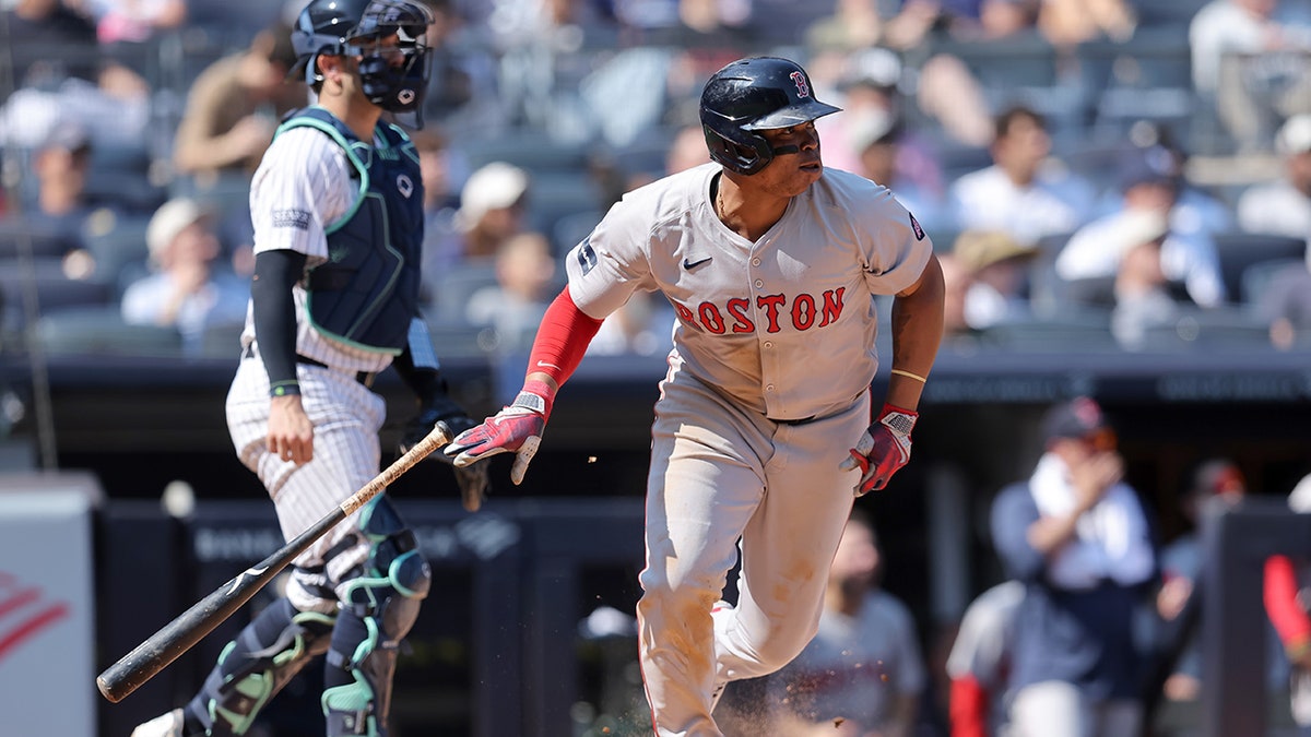 Rafael Devers golpea la pelota