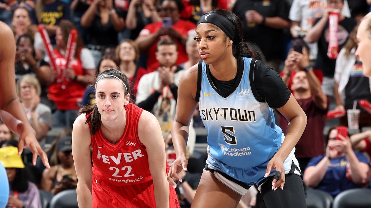 Caitlin Clark do Indiana Fever e Angel Reese do Chicago Sky