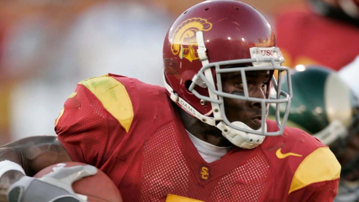 Reggie Bush runs during game