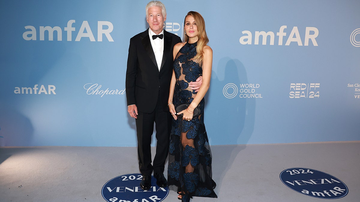 Richard Gere dan istrinya Alejandra Silva di Gala AMFAR di Venesia.