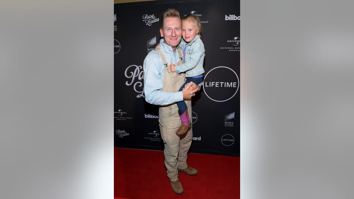 rory feek e filha indiana no tapete vermelho 