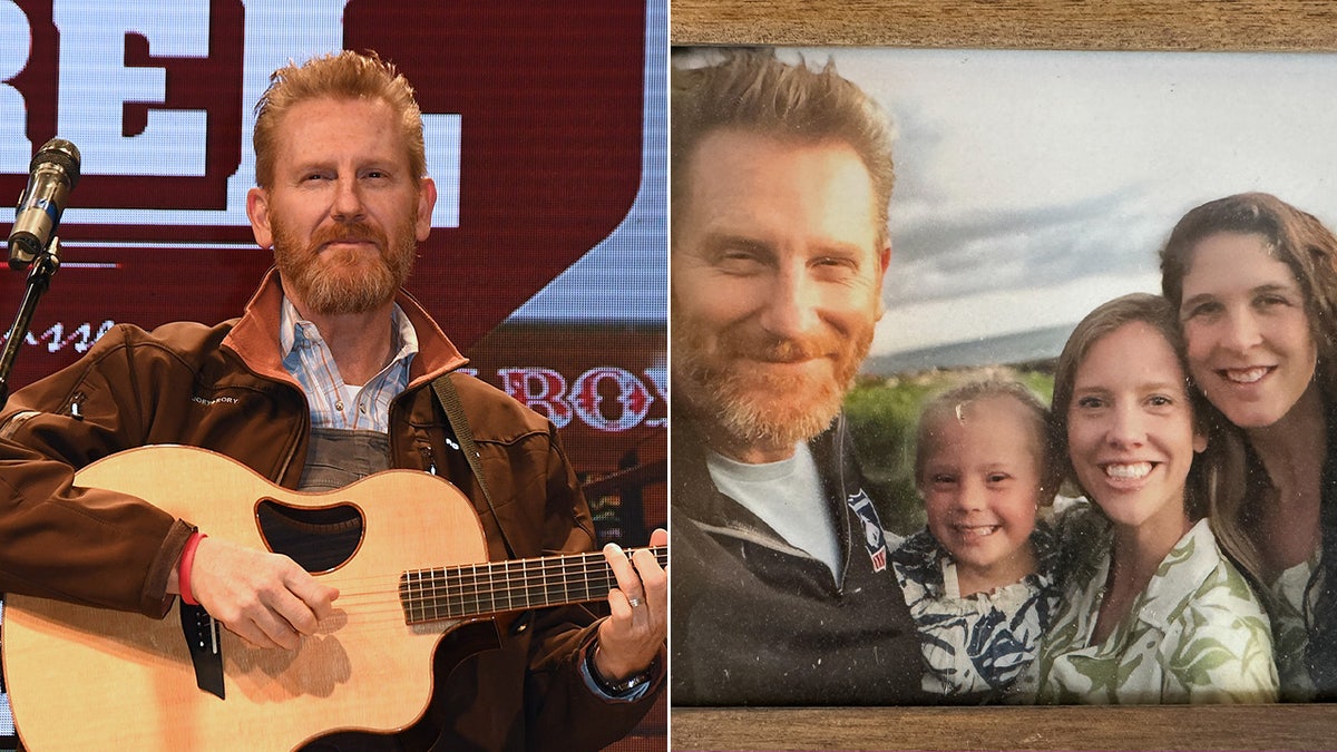 Rory Feek com violão no palco dividido com foto de Rory com suas três filhas