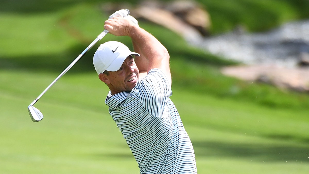 Rory McIlroy se balancea