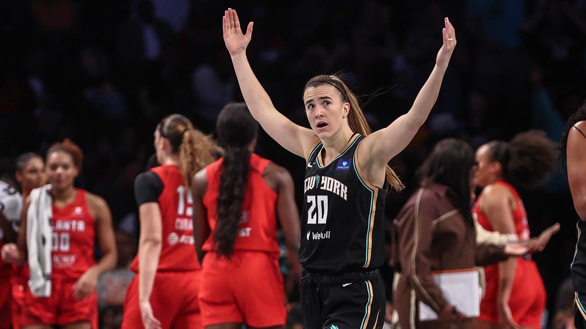 Sabrina Ionescu celebra