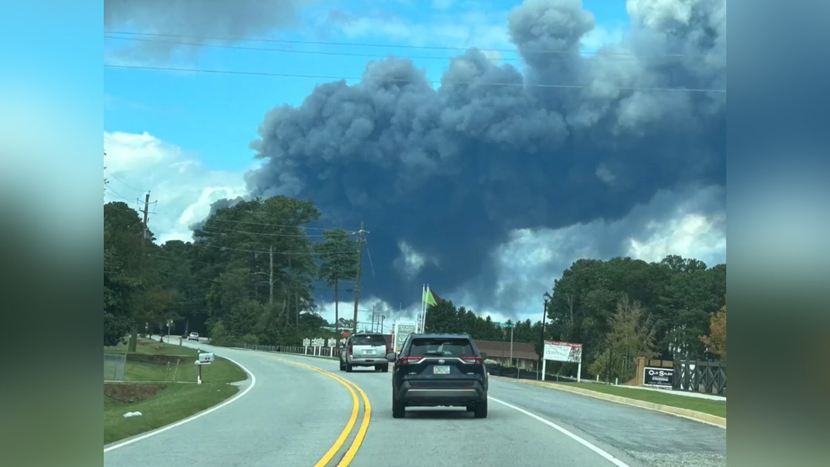 Tiro de nubes en la carretera