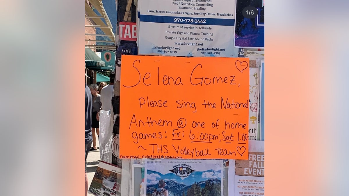 Un cartel pide que Selena Gómez visite un partido de voleibol de un instituto de Telluride, Colorado, para cantar el himno nacional.