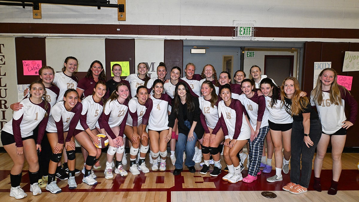 Selena Gomez posando con el equipo de Voleibol