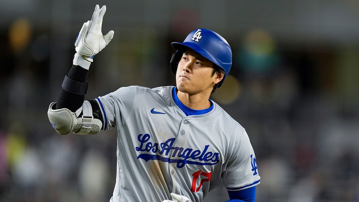 Shohei Ohtani Leaves Game With Trainers In Fourth Inning Returns To Shohei Ohtani Leaves Game With Trainers In Fourth Inning Returns To