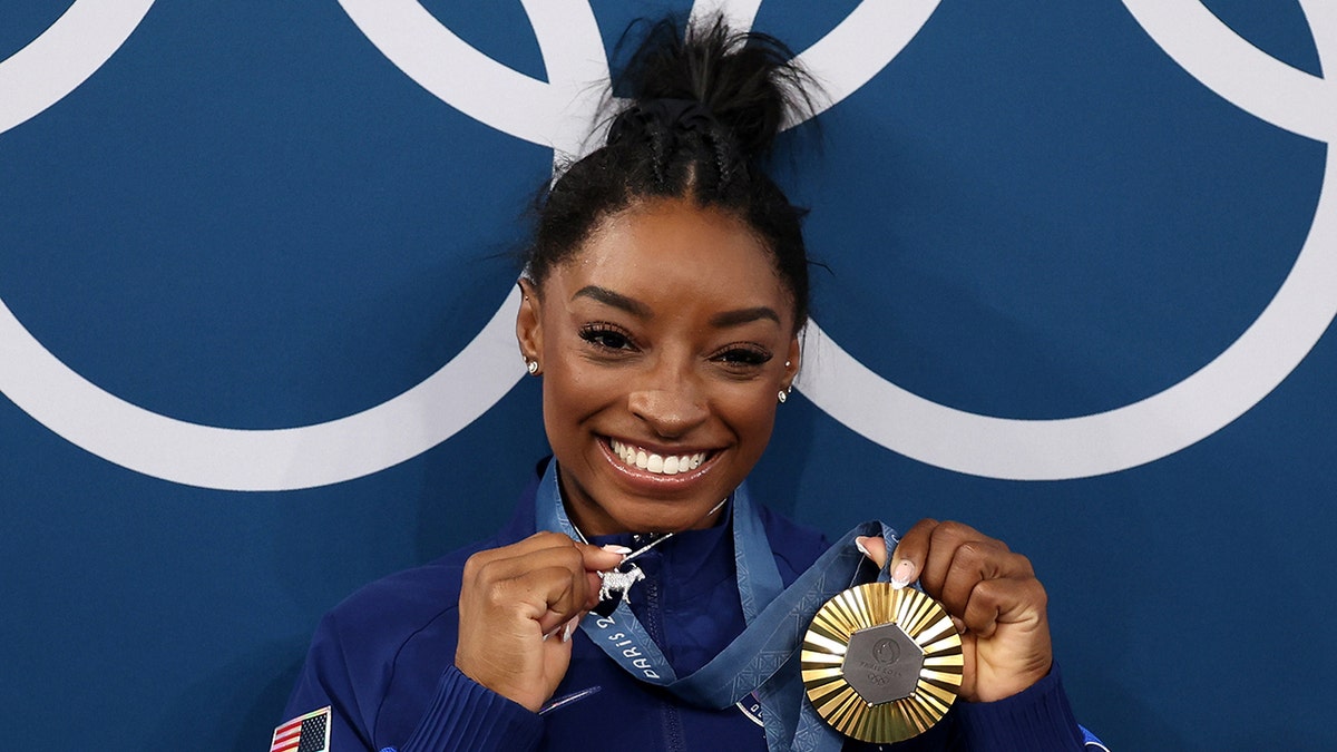 Simone Biles posa con una medalla de oro