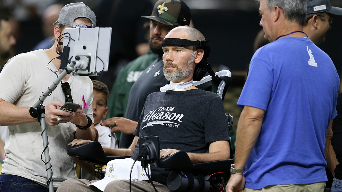 Steve Gleason en la línea de banda