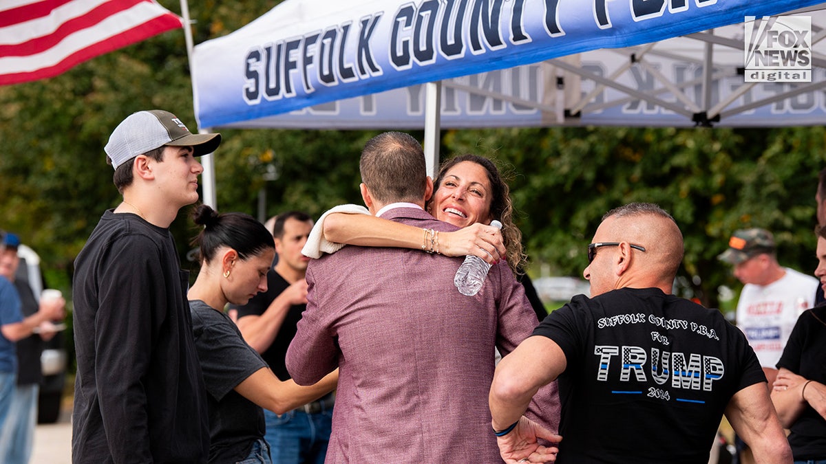 Miembros de la Asociación de Padres de Niños del condado de Suffolk asisten a una reunión previa al mitin del expresidente Donald Trump en Uniondale, Nueva York