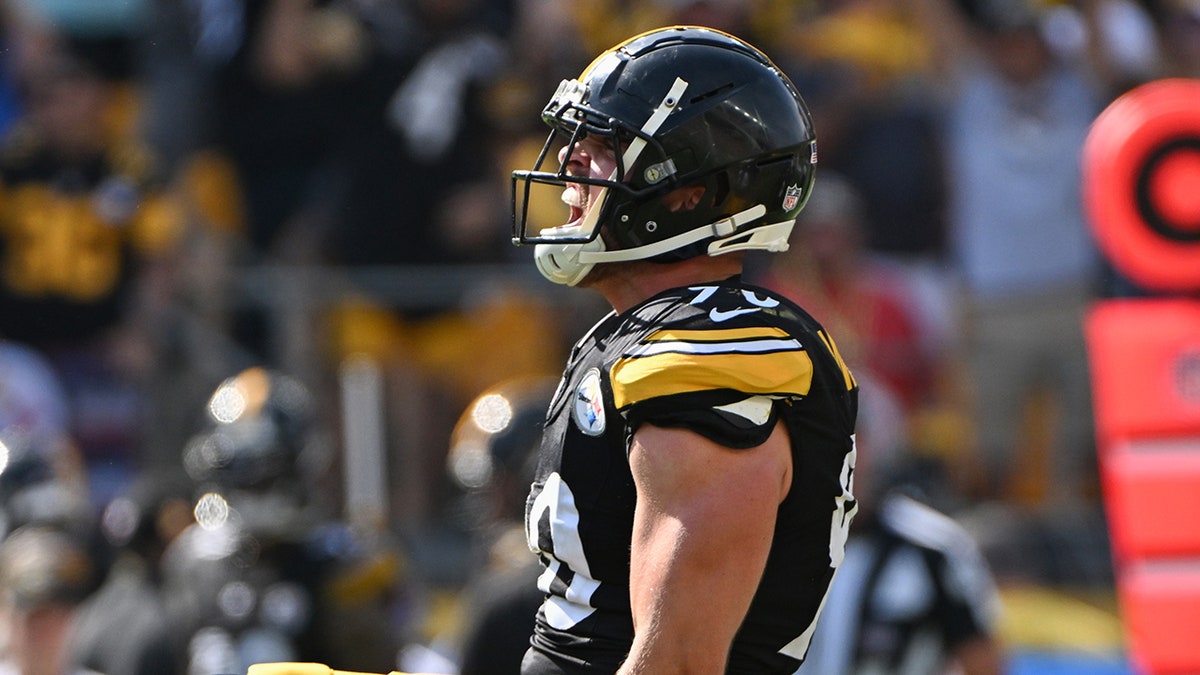 T.J. Watt grita