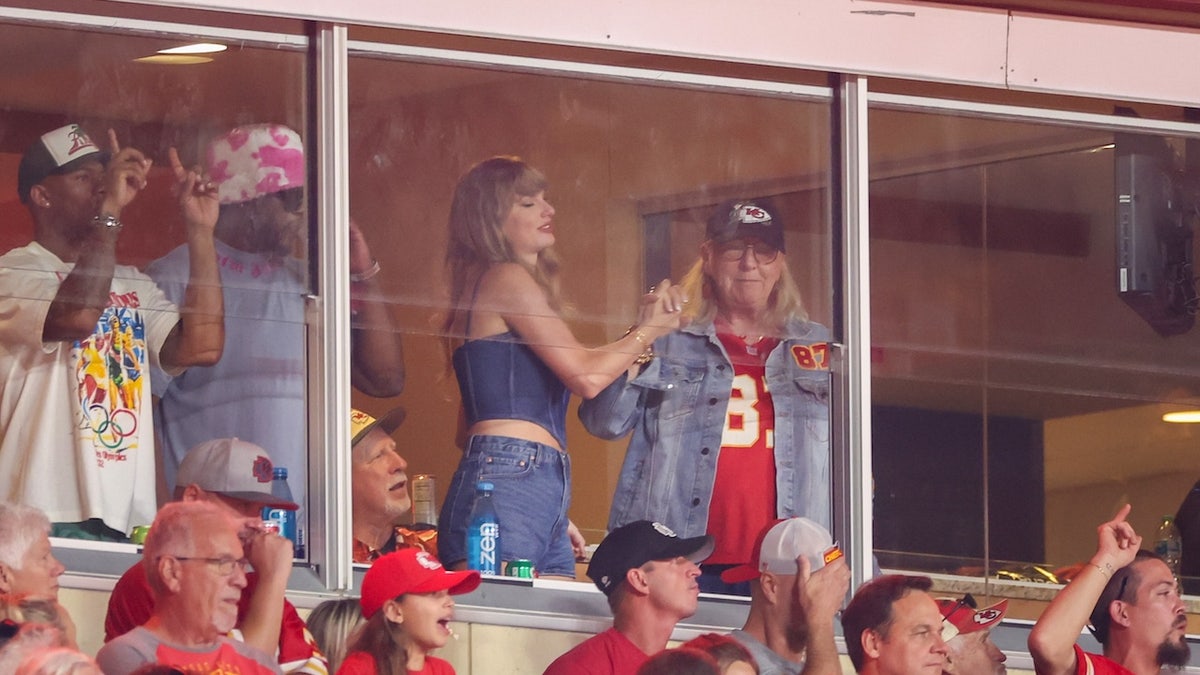 Taylor Swift reacts to Donna Kelce