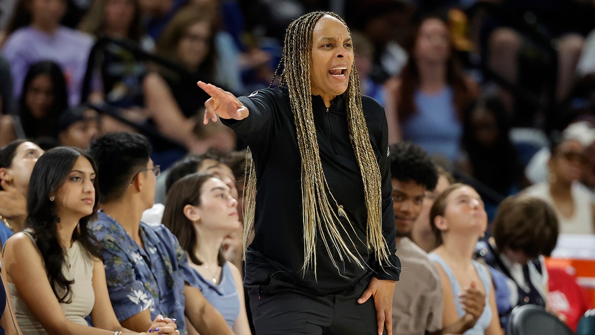 Teresa Weatherspoon screams on the court