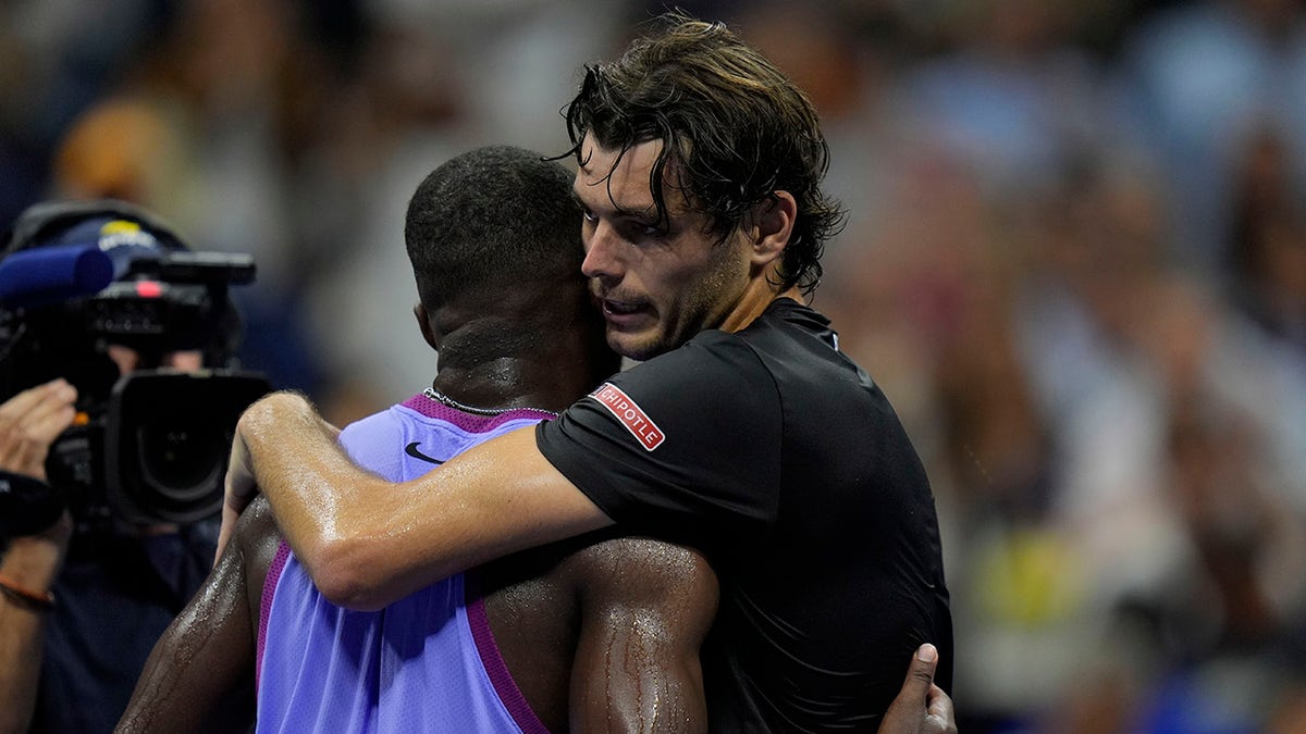 Taylor Fritz abraza a Frances Tiafoe