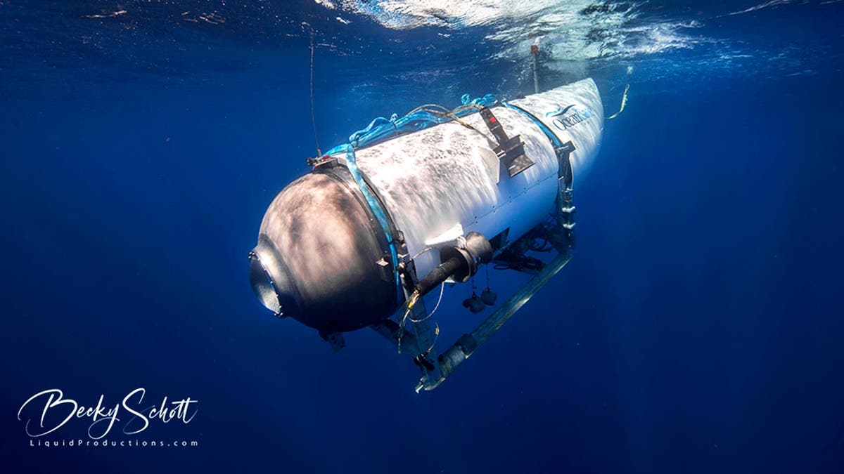 O submersível Titan é visto debaixo d'água