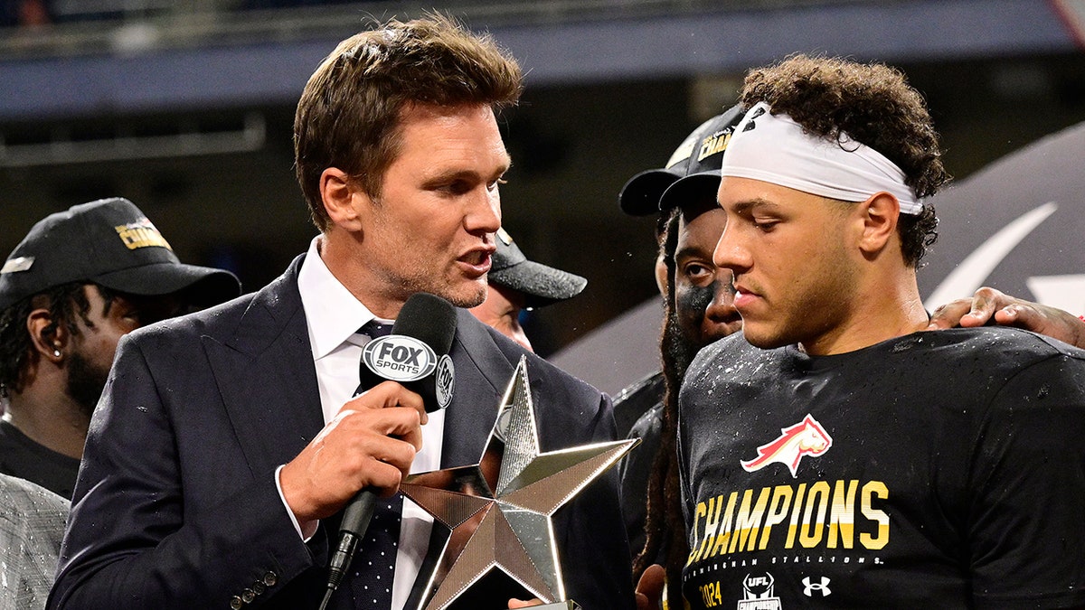 Tom Brady y Adrián Martínez