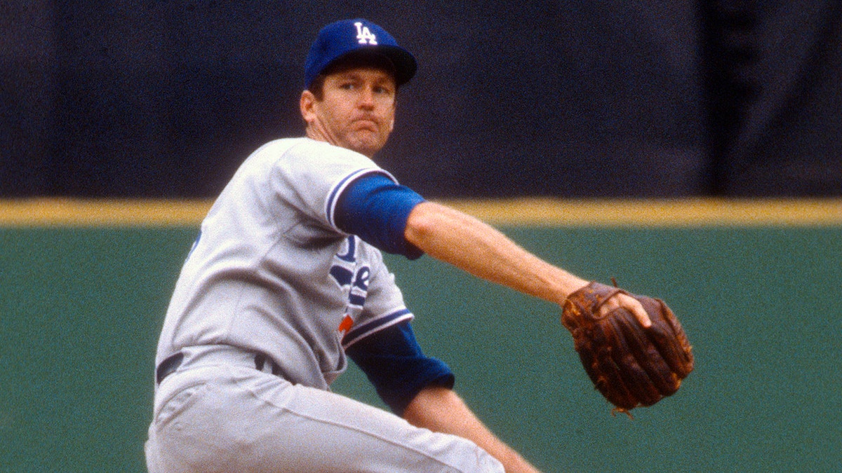 Tommy John lanza un lanzamiento