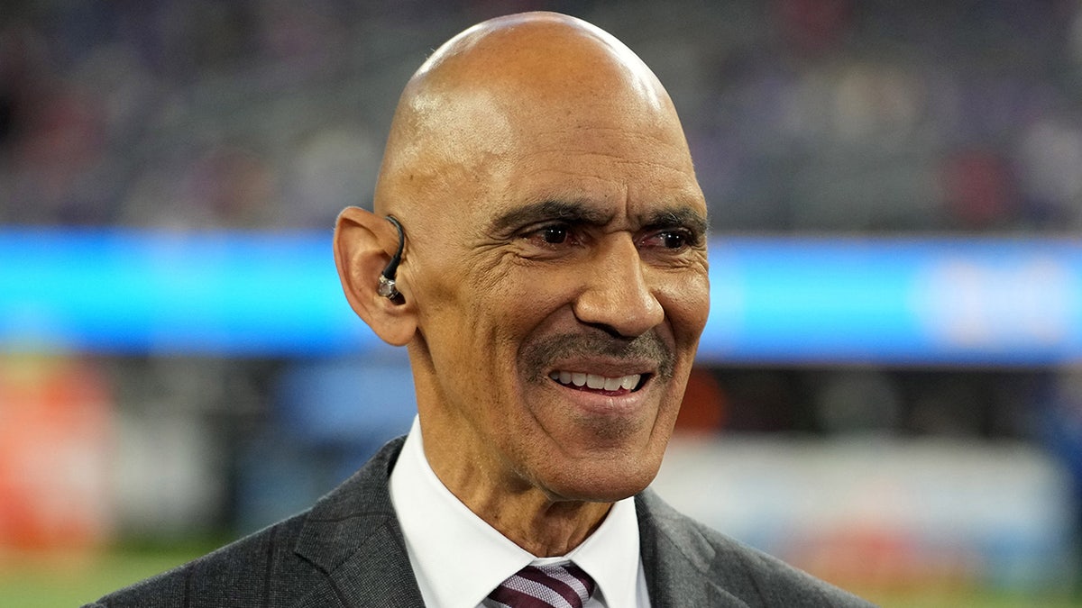 Tony Dungy patrzy