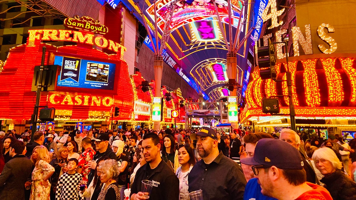 Kerumunan di Fremont Street, Las Vegas