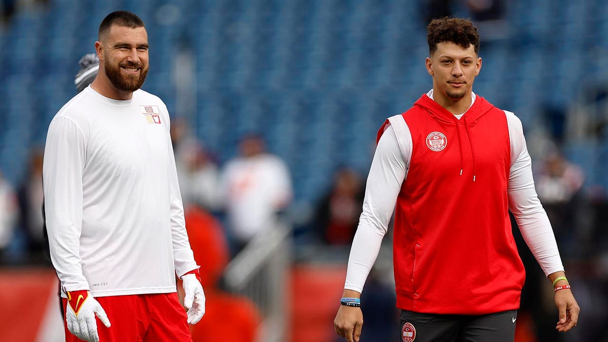 Patrick Mahomes y Travis Kelce se ven antes de un partido