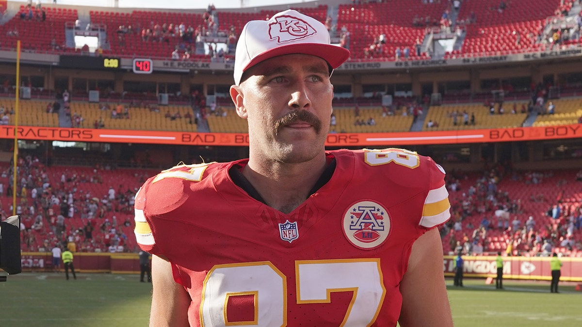 Travis Kelce observa