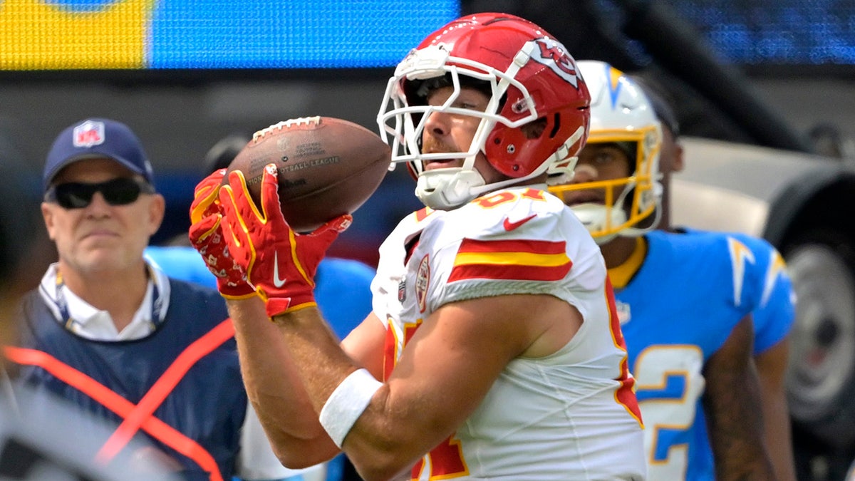 Travis Kelce realiza una captura