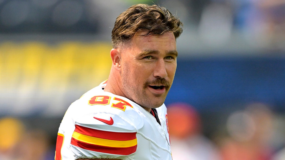 Travis Kelce observa