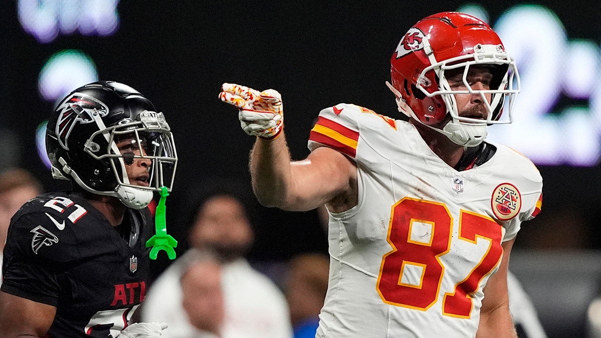 Travis Kelce señala un primer down