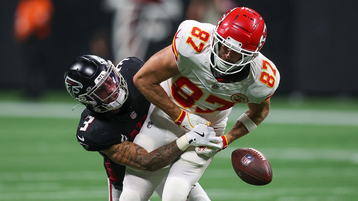 Travis Kelce suelta un pase