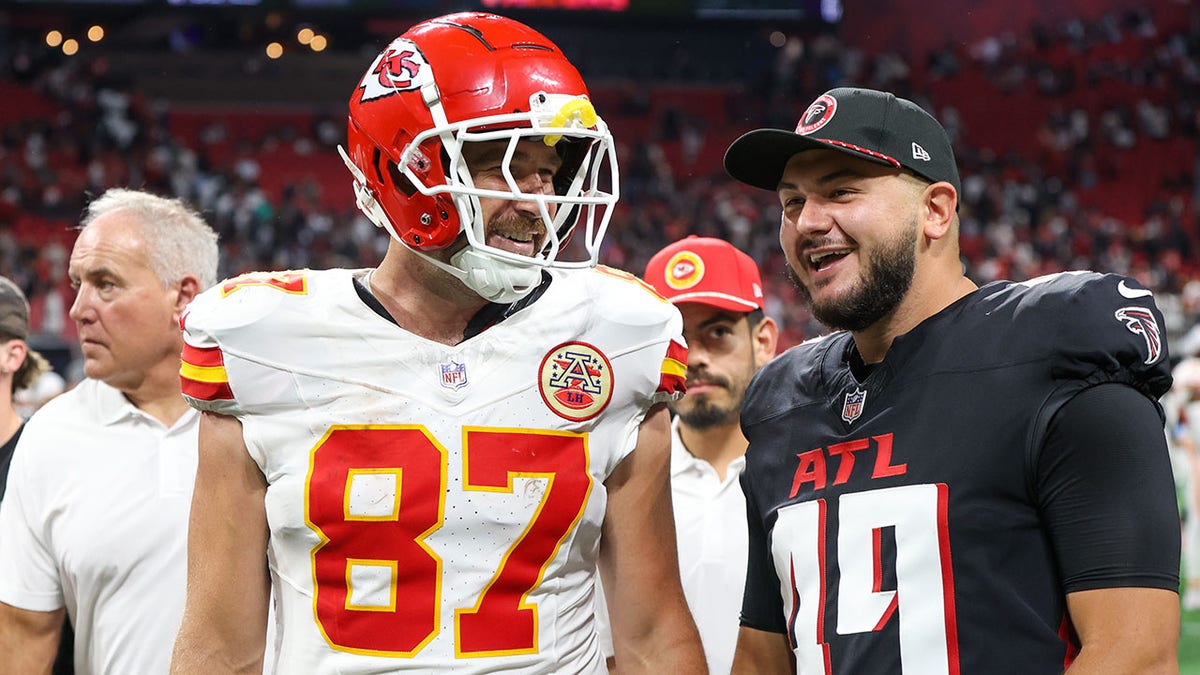 Travis Kelce habla con Liam McCullough