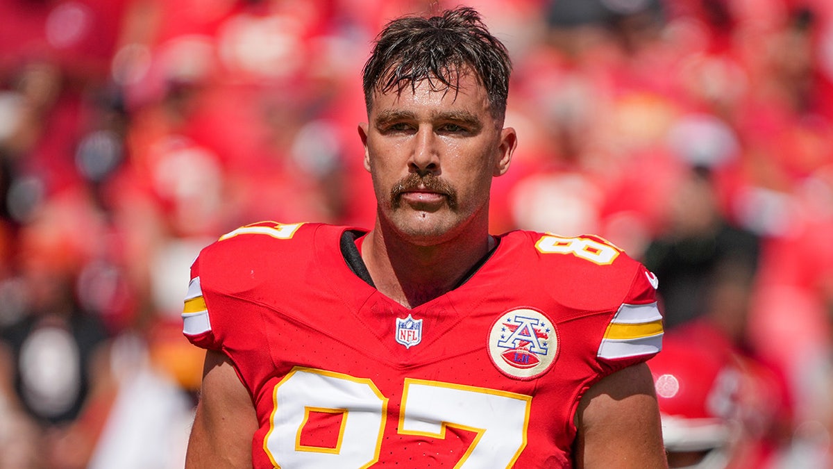 Travis Kelce observa