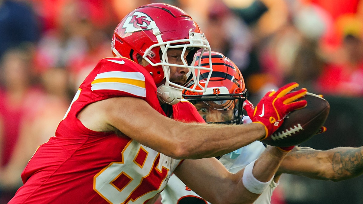 Travis Kelce atrapa un pase