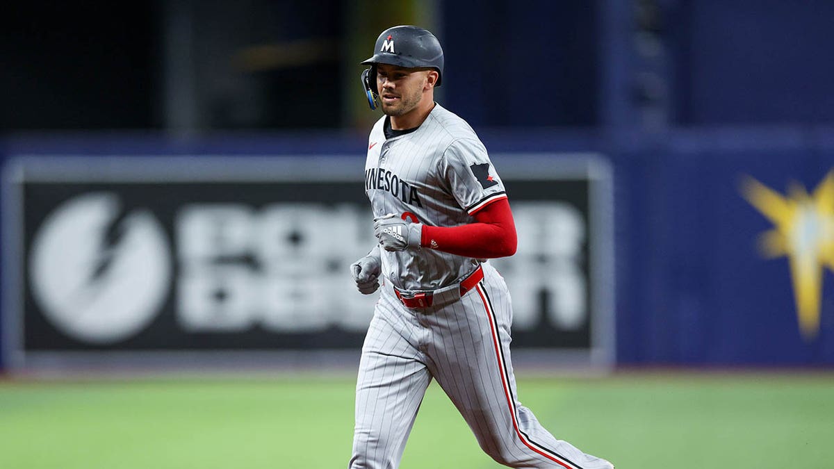 Trevor Larnach corre las bases