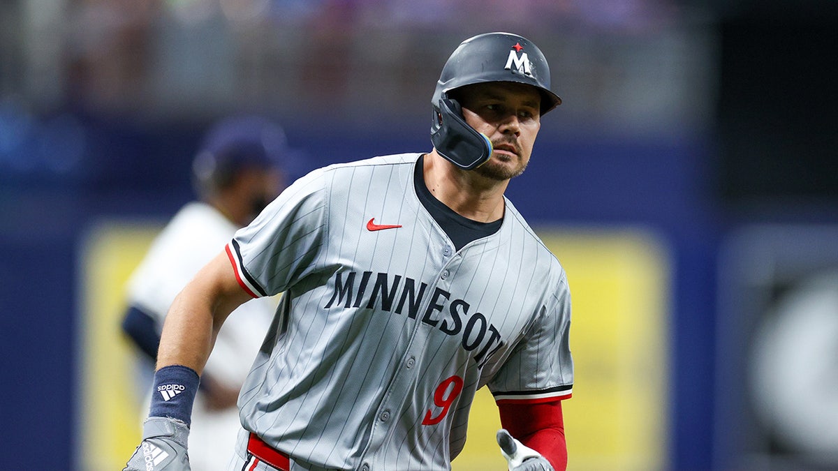 Trevor Larnach corre las bases