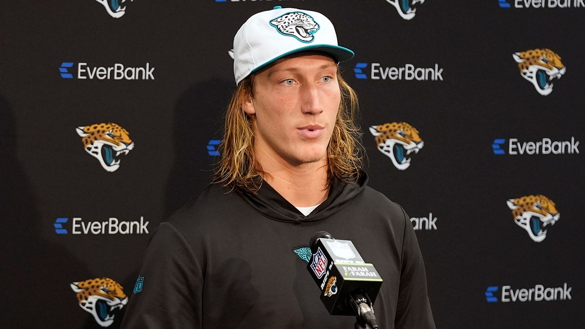 Trevor Lawrence habla con los periodistas