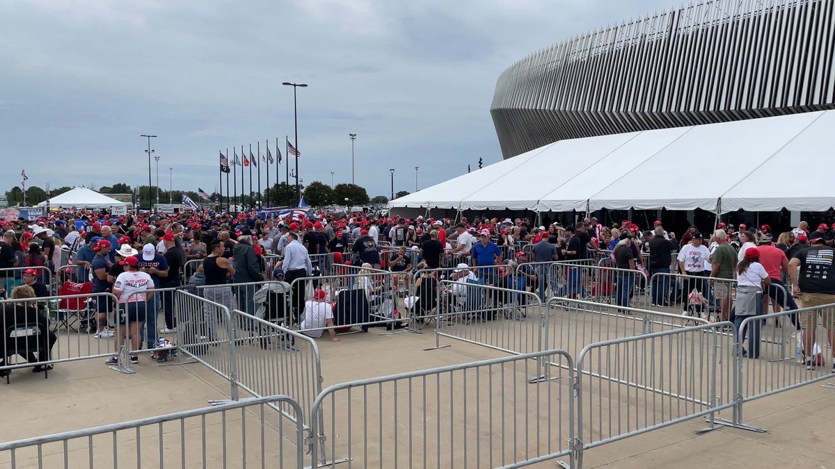 Seguidores del ex presidente Trump hacen cola horas antes de su mitin en el Nassau Coliseum de Uniondale, Nueva York, el miércoles.