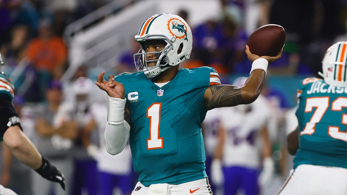 Tua Tagovailoa lanza la pelota