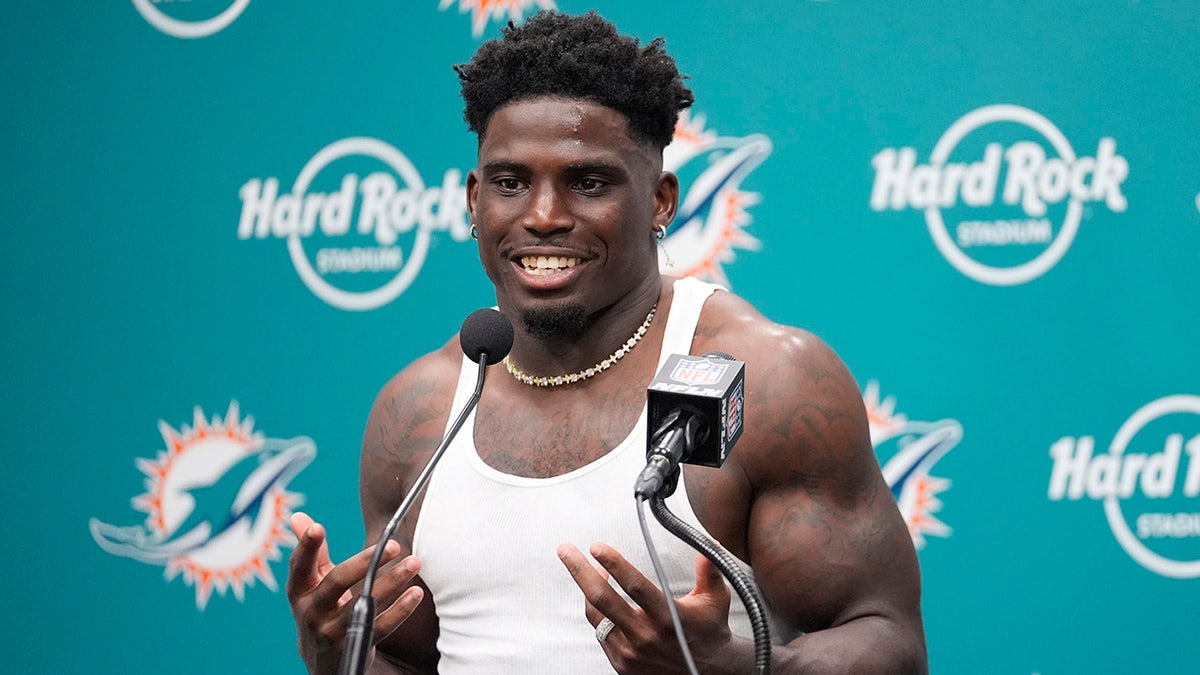 Tyreek Hill habla con los medios