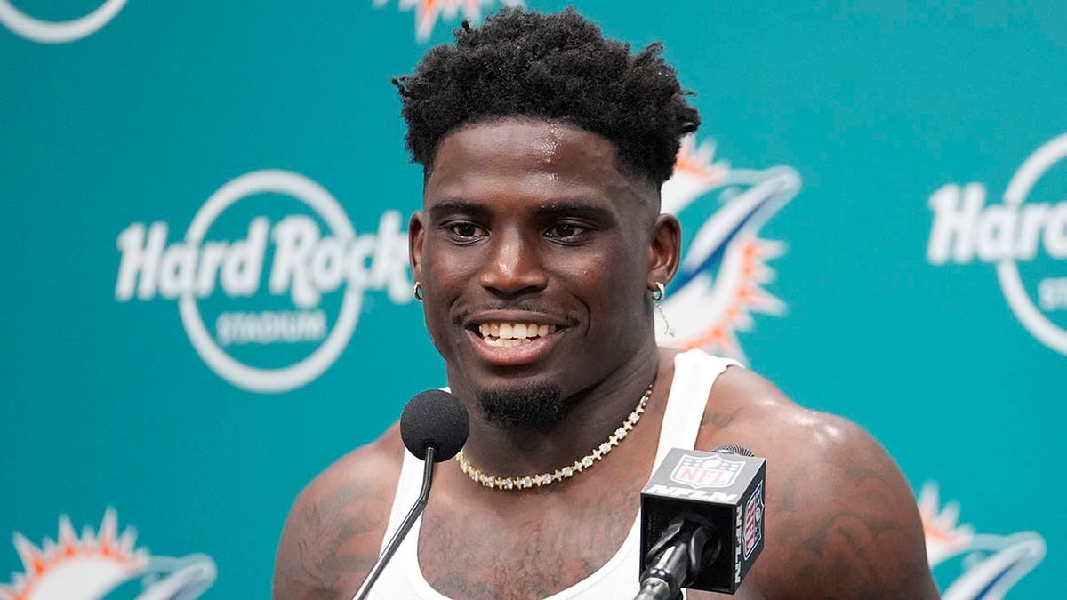 Tyreek Hill habla con los periodistas