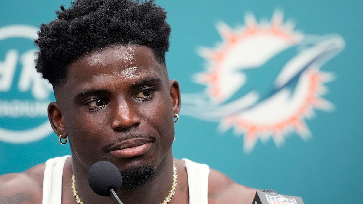 Tyreek Hill habla con los periodistas