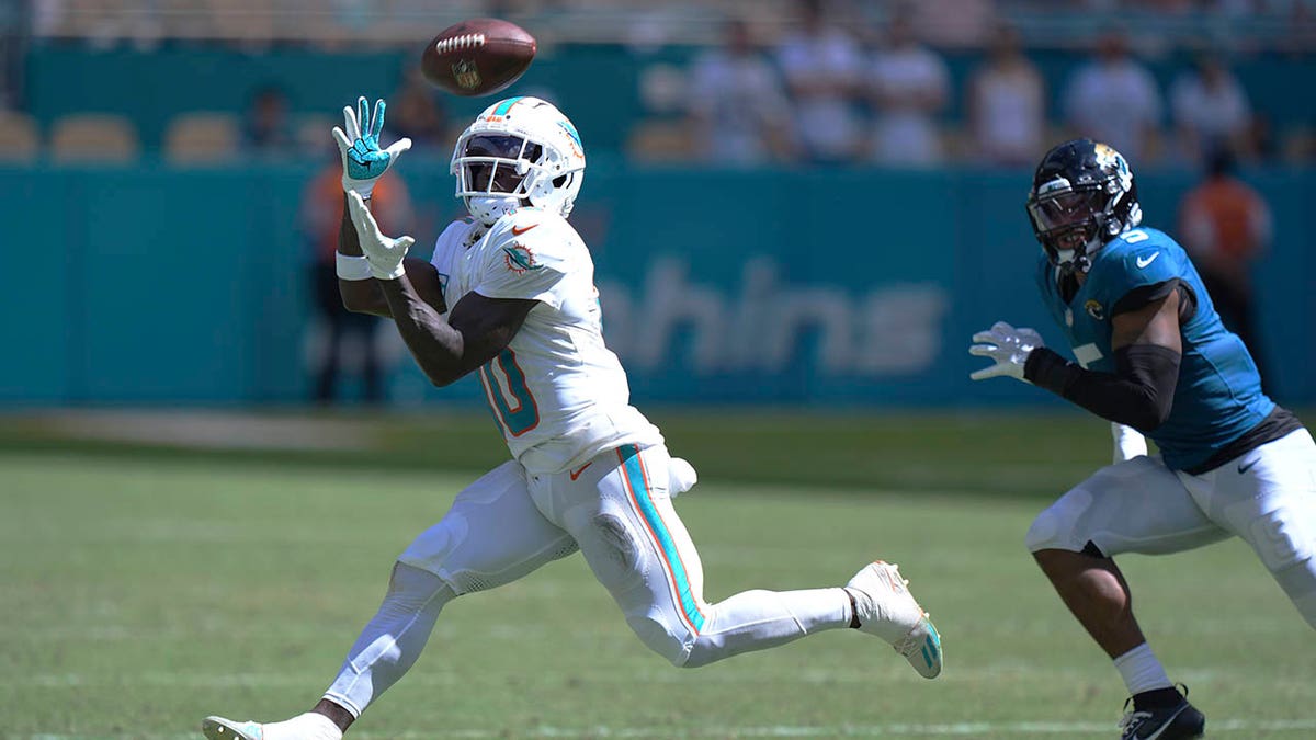 Tyreek Hill catches a pass