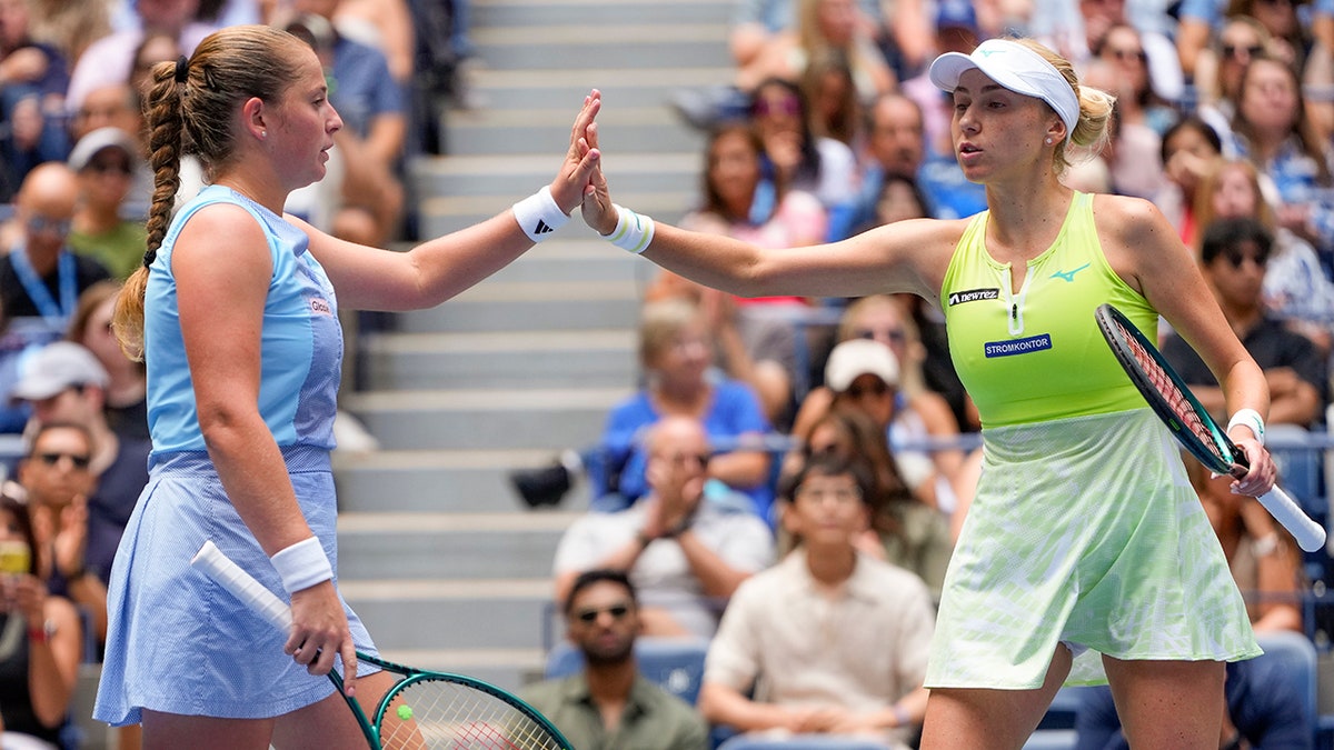 Jelena Ostapenko dan Lyudmyla KIchenok merayakannya