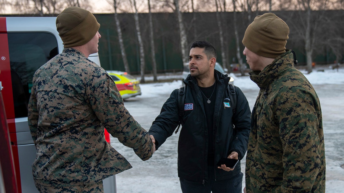 Wilmer Valderrama estrechando la mano a un soldado.